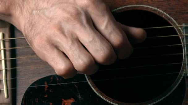 Cuerdas de guitarra y mano de guitarrista. Actuación musical. 4K primer plano de vídeo — Vídeo de stock