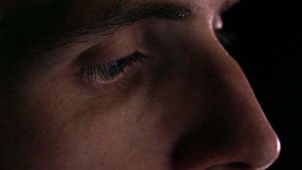 Les yeux gris d'un jeune homme intelligent qui utilise sa tablette. Écran réfléchissant dans les yeux, appareil lumineux lueur. Vidéo de gros plan 4K — Video