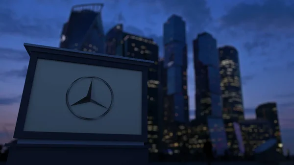 Panneau de signalisation avec logo Mercedes-Benz dans la soirée. Fond flou de gratte-ciel de quartier d'affaires. Editorial rendu 3D — Photo