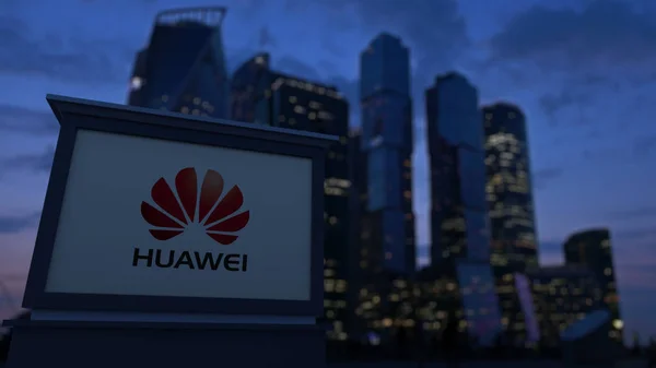 Panneau de signalisation avec logo Huawei dans la soirée. Fond flou de gratte-ciel de quartier d'affaires. Editorial rendu 3D — Photo