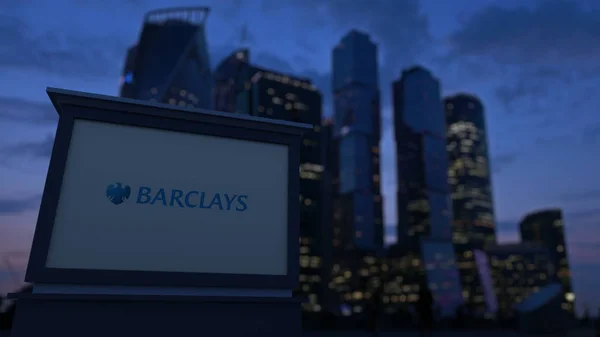 Straat signalisatie bord met Barclays logo in de avond. Zakelijke district wolkenkrabbers achtergrond wazig. Redactioneel 3D-rendering — Stockfoto
