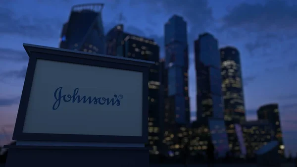 夕方にはジョンソンのロゴとストリート サイン ボードです。ビジネス地区の高層ビルの背景をぼかし。3 d レンダリングの社説 — ストック写真