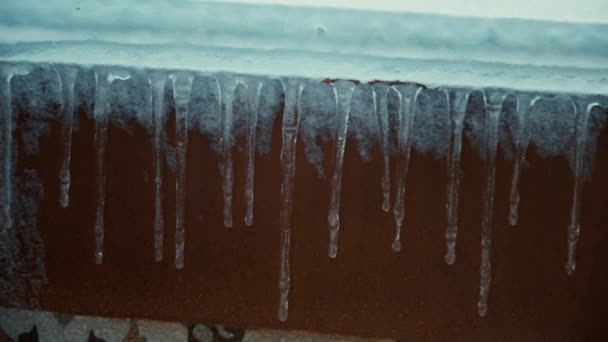 Πολλαπλές icicles εναντίον τοίχου καφέ 4k τηγάνι βολή — Αρχείο Βίντεο