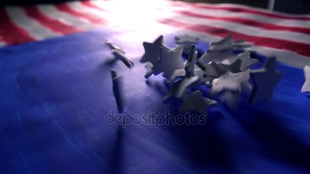 Weiße Sterne fallen auf die bemalte amerikanische Flagge, das Symbol der USA. Super-Zeitlupe-Video — Stockvideo