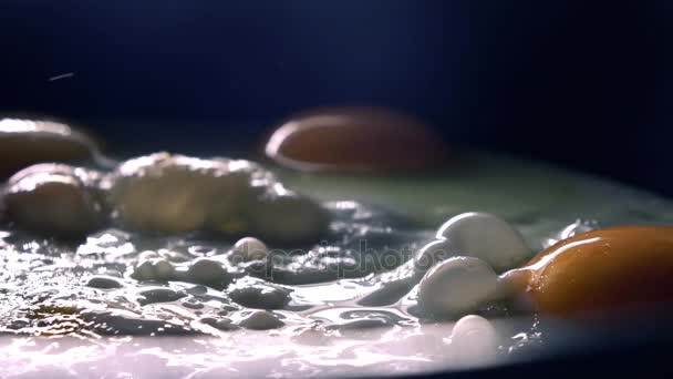Vaření míchaná vejce na pánvi zpomalené close-up shot — Stock video