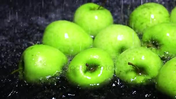 Grüne Äpfel werden gewaschen Super Zeitlupe Dolly Shot — Stockvideo