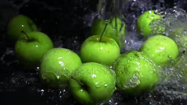 Derramando agua sobre manzanas verdes super slow motion shot — Vídeos de Stock