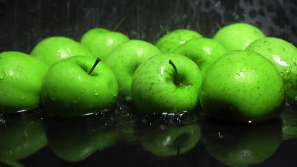 Zelená jablka byly vyvrženy 4k zastřelil — Stock video