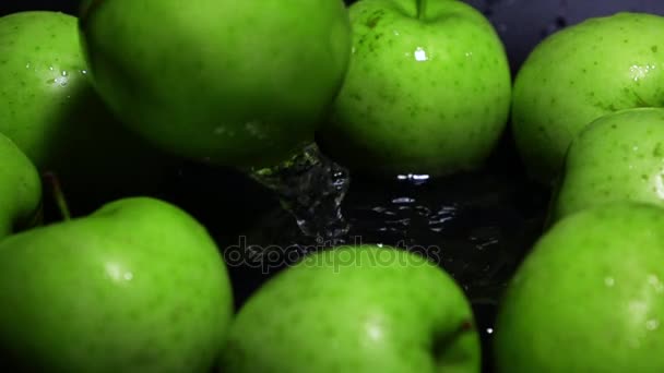 Maçã verde caindo na água tiro movimento super lento — Vídeo de Stock