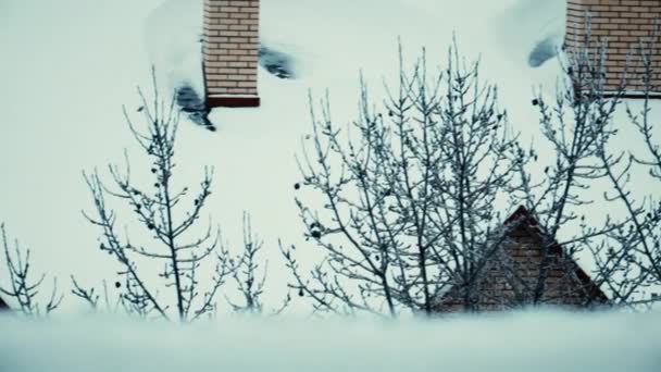 雪冬 4 k 映像に住宅の傾斜させた屋根を覆われました。 — ストック動画