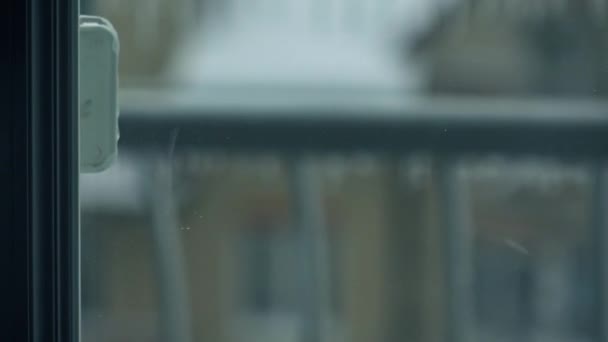 Techos cubiertos de nieve de casas residenciales en invierno 4K pan shot — Vídeos de Stock