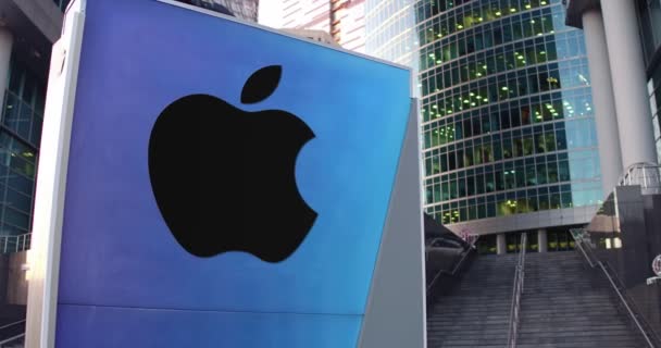 Уличная вывеска с логотипом Apple Inc. Современный офисный центр небоскреб и лестница фон. 4K 3D-рендеринг — стоковое видео