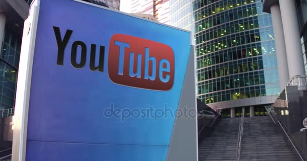 Placa de sinalização de rua com logotipo do Youtube. Escritório moderno centro arranha-céus e escadas de fundo. Editorial 4K 3D renderização — Vídeo de Stock