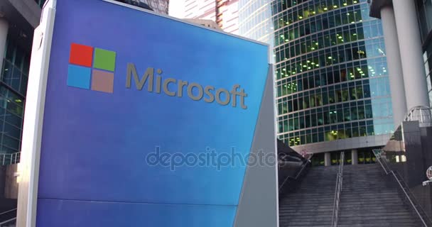 Papan nama jalan dengan logo Microsoft. Gedung kantor modern pencakar langit dan tangga latar belakang. Penyuntingan 4K 3D render — Stok Video