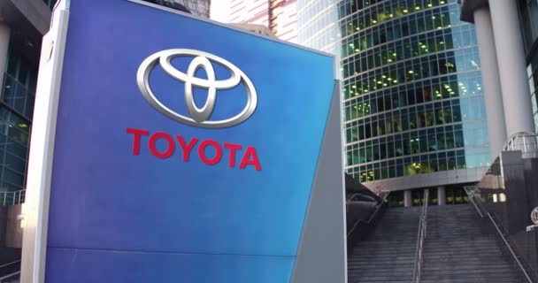 Oznakowanie ulicy deska z Toyota logo. Nowoczesne biuro centrum drapacz chmur i schody tło. Redakcji 4k renderowania 3d — Wideo stockowe