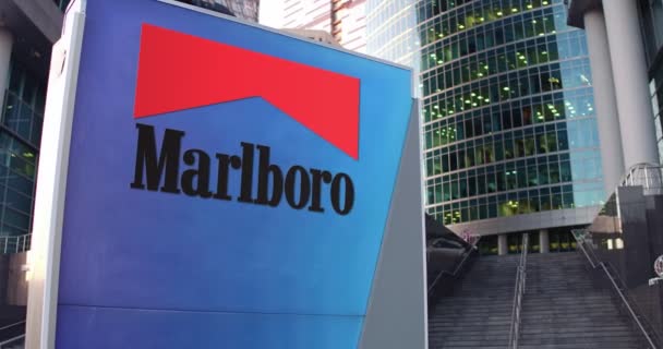 Straßenschilder mit Marlboro-Logo. modernes Bürozentrum Wolkenkratzer und Treppe Hintergrund. Editorial 4k 3D Rendering — Stockvideo