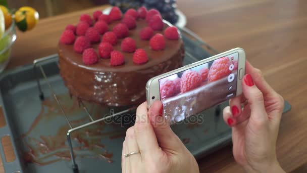 Mujer joven tomando fotos de su pastel de frambuesa recién hecho en casa. Cocina amateur y concepto de compartir en redes sociales. Steadicam 4K tiro — Vídeos de Stock