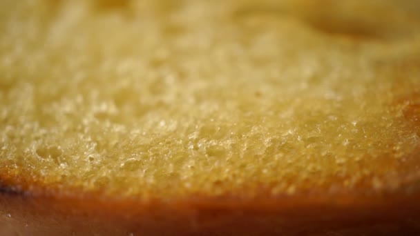 Ψημένο τραγανό ψωμί για μια κουκλίτσα μακροεντολή σάντουιτς βίντεο — Αρχείο Βίντεο