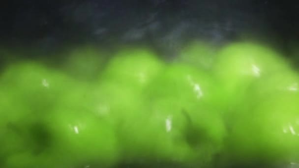 Maçãs verdes sendo lavadas super câmera lenta close up dolly shot — Vídeo de Stock