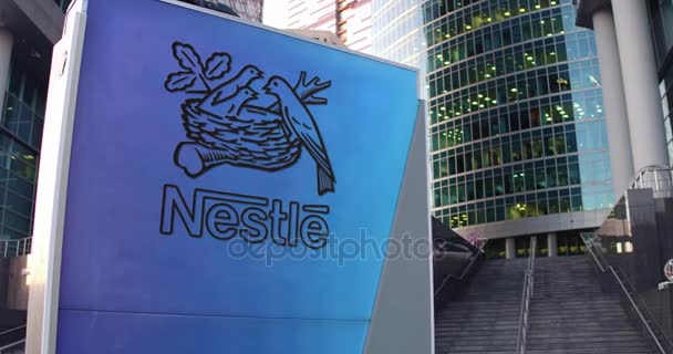 Gatan skyltar ombord med Nestle logotyp. Moderna kontors center skyskrapa och trappor bakgrund. Redaktionella 4k 3d-rendering — Stockvideo