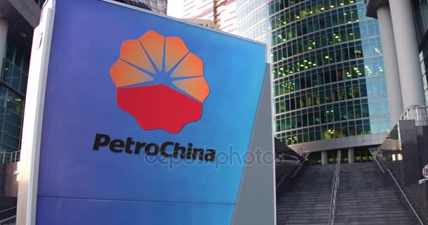 Straßenschilder mit Petrochina-Logo. modernes Bürozentrum Wolkenkratzer und Treppe Hintergrund. Editorial 4k 3D Rendering — Stockvideo