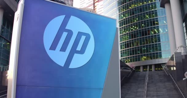 Panneau de signalisation routière avec logo HP Inc. Moderne gratte-ciel du centre de bureau et fond d'escalier. Éditorial 4K rendu 3D — Video