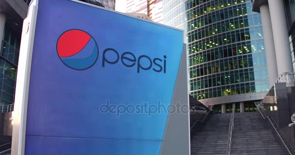 Placa de sinalização de rua com logotipo da Pepsi. Escritório moderno centro arranha-céus e escadas de fundo. Editorial 4K 3D renderização — Vídeo de Stock