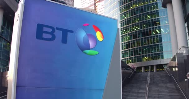 Btグループのロゴが入った街路看板。近代的なオフィスセンターの超高層ビルや階段の背景。エディトリアル 4k 3D レンダリング — ストック動画