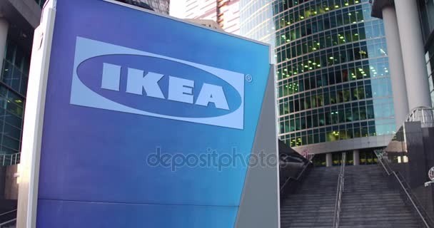 Straßenschilder mit Ikea-Logo. modernes Bürozentrum Wolkenkratzer und Treppe Hintergrund. Editorial 4k 3D Rendering — Stockvideo