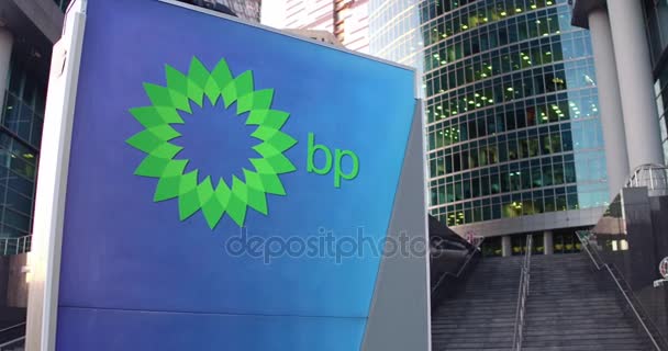 Straßenschilder mit bp-Logo. modernes Bürozentrum Wolkenkratzer und Treppe Hintergrund. Editorial 4k 3D Rendering — Stockvideo