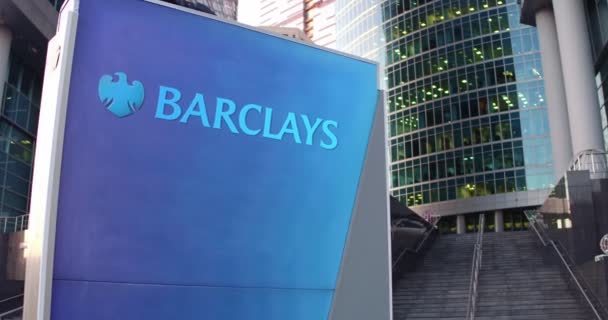 Street Signage Board z logo Barclays. Nowoczesne biuro centrum drapacz chmur i schody tle. Redakcyjne renderowanie 3D 4K — Wideo stockowe