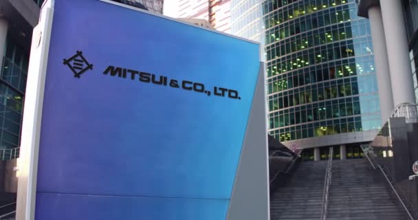 Pouliční tabule s logem Mitsui a co. Moderní kancelářská mrakodrap a schody. Redakční 4k prostorové vykreslování — Stock video