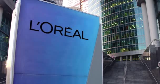 Placa de sinalização de rua com logotipo LOreal. Escritório moderno centro arranha-céus e escadas de fundo. Editorial 4K 3D renderização — Vídeo de Stock