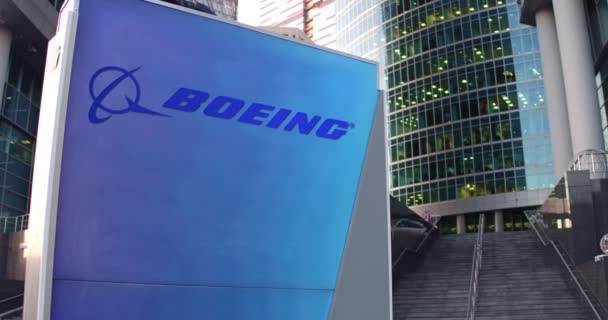 Sokak tabela kurulu Boeing şirket logosu ile. Modern ofis Merkezi gökdelen ve merdiven arka plan. Editoryal 4k 3d render — Stok video