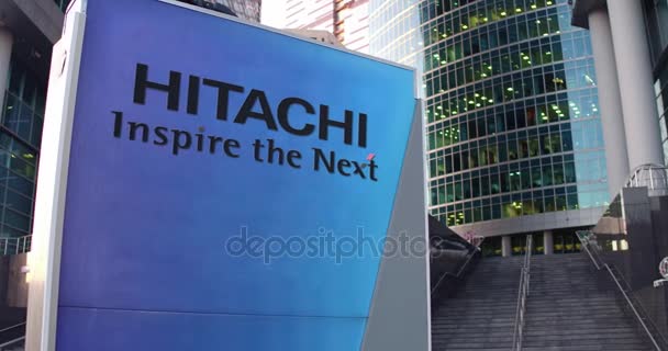 Utcai signage tábla Hitachi logóval. Modern office center felhőkarcoló és a lépcsők háttér. 4k szerkesztői 3d-leképezés — Stock videók