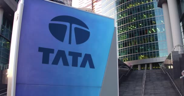 Panneau de signalisation avec logo Tata Group. Moderne gratte-ciel du centre de bureau et fond d'escalier. Éditorial 4K rendu 3D — Video