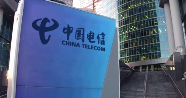 Straat signalisatie bord met China Telecom logo. Moderne kantoor centrum wolkenkrabber en trappen achtergrond. Redactioneel 4k 3D-rendering — Stockvideo