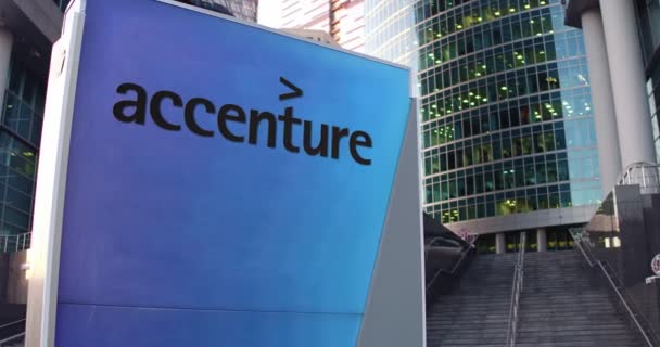 Straat signalisatie bord met Accenture logo. Moderne kantoor centrum wolkenkrabber en trappen achtergrond. Redactioneel 4k 3D-rendering — Stockvideo