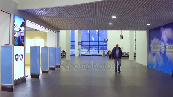 모스크바, 러시아-11 월 25, 2016. 새로운 공항 Zhukovsky 면세점 매장, 대기 라운지 및 비행장의 Pov steadicam 4 k 비디오 — 비디오