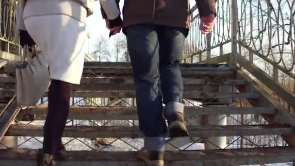 Couple marchant en tenant la main sur un petit pont plein de serrures d'amour. 4K steadicam shot — Video