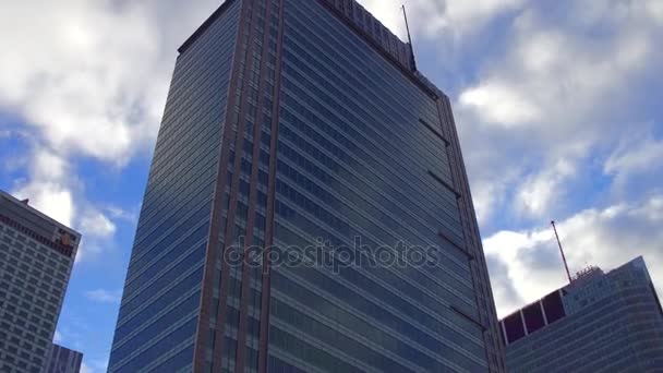 Moderno edificio per uffici e nuvole in movimento 4K hyperlapse — Video Stock