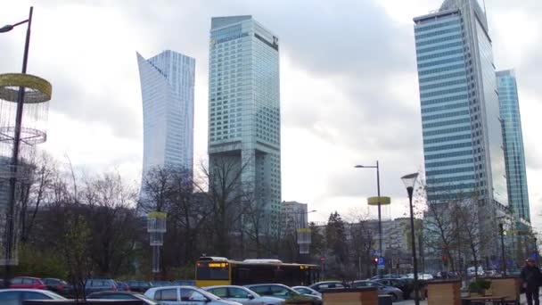 WARSAW, POLÓNIA - NOVEMBRO, 27, 2016. Business district high modern office buildings 4K steadicam shot — Vídeo de Stock