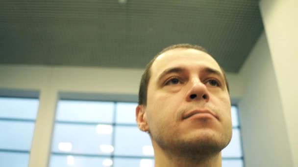Férfi séta körül a reptéri terminálnál. 4k alacsony szög Steadicamnél videóinak — Stock videók
