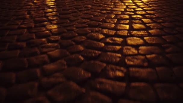 Gamla stads trottoaren nära upp 4 k steadicam Nattbild — Stockvideo