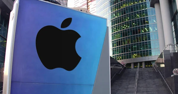 Tablero de señalización con el logotipo de Apple Inc.. Rascacielos moderno centro de oficina y escaleras de fondo. Representación Editorial 3D —  Fotos de Stock