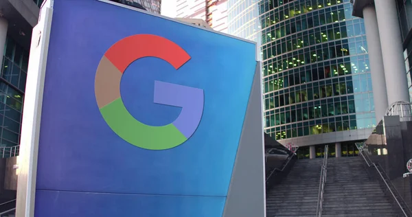 Placa de sinalização de rua com logotipo do Google. Escritório moderno centro arranha-céus e escadas de fundo. Renderização 3D editorial — Fotografia de Stock