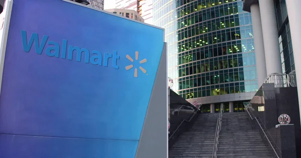 Placa de sinalização de rua com logotipo Walmart. Escritório moderno centro arranha-céus e escadas de fundo. Renderização 3D editorial — Fotografia de Stock