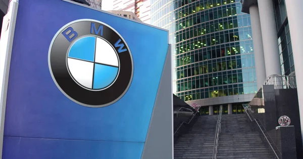 Σήμανση οδών σκάφους με λογότυπο Bmw. Μοντέρνο γραφείο κέντρο ουρανοξύστη και σκάλες φόντο. Συντακτική 3d rendering — Φωτογραφία Αρχείου