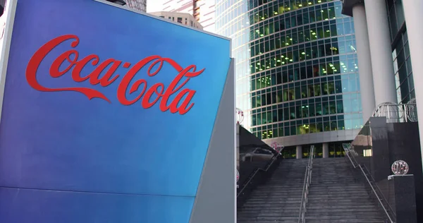 Pouliční nápisy deska s logem Coca-Cola. Moderní kancelářské centrum mrakodrap a schody pozadí. Úvodník 3d vykreslování — Stock fotografie
