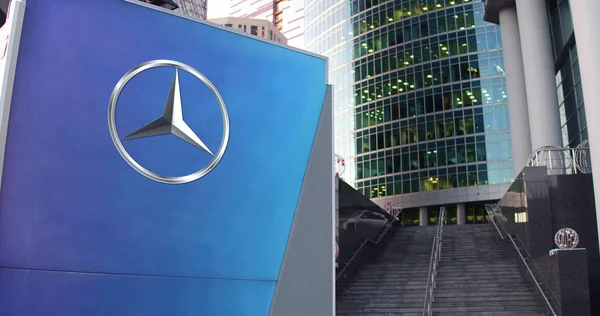 Pouliční nápisy deska s logem Mercedes-Benz. Moderní kancelářské centrum mrakodrap a schody pozadí. Úvodník 3d vykreslování — Stock fotografie